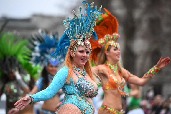 삼바 런던 스쿨의 회원들이 30일(현지시간) 런던의 트라팔가 광장에서 새해 첫날 퍼레이드를 앞두고 공연을 하고 있다. AP 연합뉴스