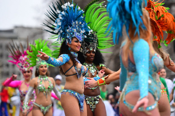 삼바 런던 스쿨의 회원들이 30일(현지시간) 런던의 트라팔가 광장에서 새해 첫날 퍼레이드를 앞두고 공연을 하고 있다. AP 연합뉴스