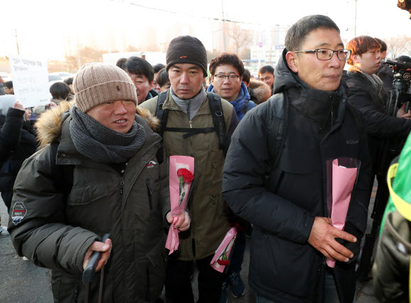 출근하는 쌍용차 해고 노동자들