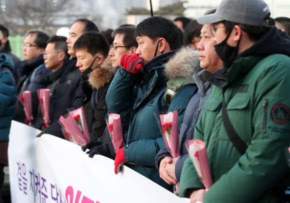 복직 축하 카네이션 든 쌍용차 노동자들