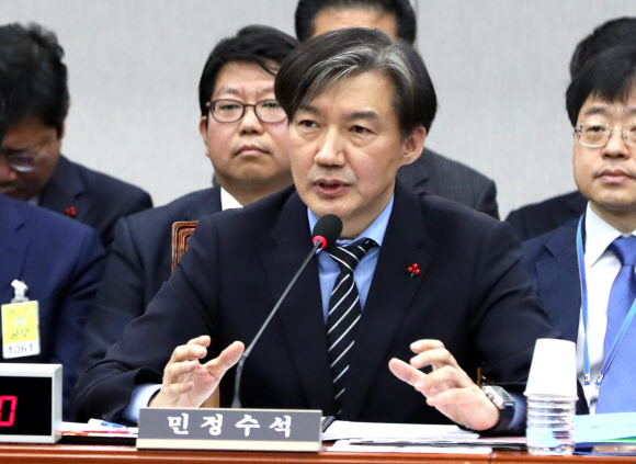 답변하는 조국 민정수석