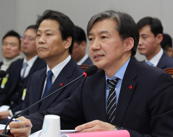 임종석 대통령 비서실장과 조국 민정수석이 31일 오전  국회에서 열린 국회 운영위원회에 참석하여 김태우사건관련 의원들의 질의에 답하고 있다.2018.12.31 김명국 선임기자 daunso@seoul.co.kr