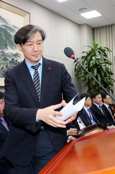 단상 향하는 조국