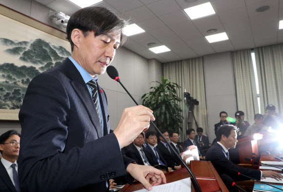 국회 출석해 마이크 잡은 조국 민정수석