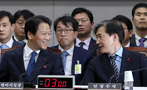 임종석 실장-조국 수석, ‘무슨 얘기?’