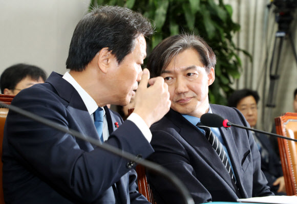 대화하는 임종석 실장과 조국 수석