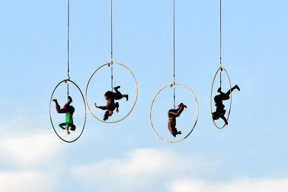 30일(현지시간) 이탈리아 로마의 키르쿠스 막시무스에서 Kitonb 극장 소속 댄서들이 새해를 맞아 펼쳐질 공중 공연 리허설을 하고 있다. AFP 연합뉴스