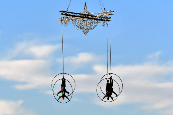 30일(현지시간) 이탈리아 로마의 키르쿠스 막시무스에서 Kitonb 극장 소속 댄서들이 새해를 맞아 펼쳐질 공중 공연 리허설을 하고 있다. AFP 연합뉴스