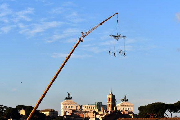 30일(현지시간) 이탈리아 로마의 키르쿠스 막시무스에서 Kitonb 극장 소속 댄서들이 새해를 맞아 펼쳐질 공중 공연 리허설을 하고 있다. AFP 연합뉴스