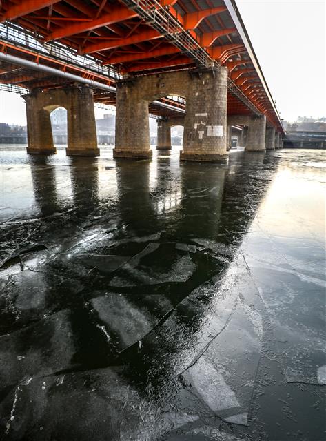 한파에 얼어붙은 한강