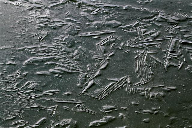 계속되는 한파에 얼어붙은 한강