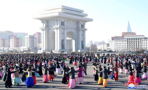 북한 김정은 추대 7주년 여맹원 무도회