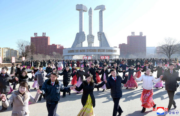 북한 김정은 추대 7주년 청년무도회