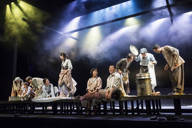 2017년 국립극단에서 연극으로 초연된 ‘1945’의 공연 모습. 국립극단 제공