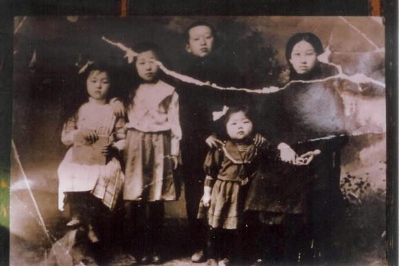 1915년 최재형의 두 번째 부인인 엘레나 페트로브나 김(오른쪽)과 4명의 자녀가 함께 찍은 사진. 남자아이 파벨(가운데)은 훗날 고려인 최초의 소련 해군 장교가 됐다. 서울신문 DB