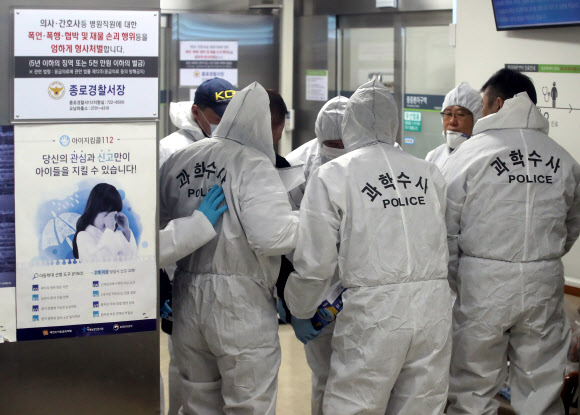 진료 상담을 받던 환자가 의사에게 흉기를 휘둘러 숨지게 한 서울의 한 대형병원에서 31일 경찰 과학수사대 대원들이 현장으로 들어가고 있다. 2018.12.31  연합뉴스