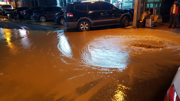 31일 오후 8시 19분께 대전시 유성구 관평동 상점가 맨홀에서 물이 솟구쳐 도로를 뒤덮고 있다. 2018. 12. 31.  독자 제공