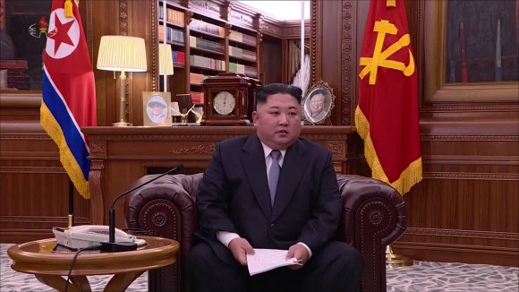 이례적으로 소파에 앉아 신년사 발표하는 김정은 국무위원장