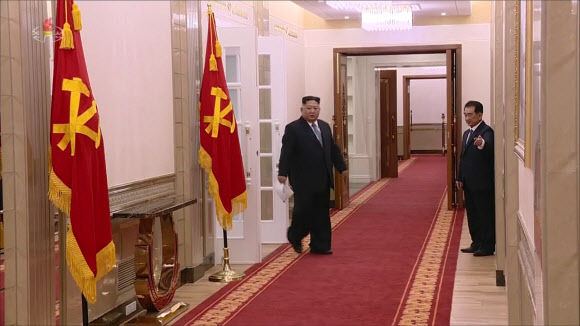 집무실 앞에서 김정은 위원장 영접하는 김창선 국무위원회 부장