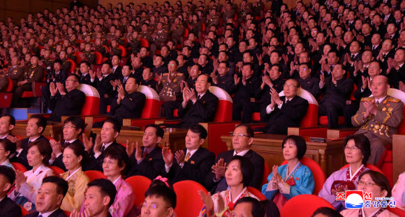 북한 학생들의 설맞이 공연, ‘축복의 설눈아 내려라’