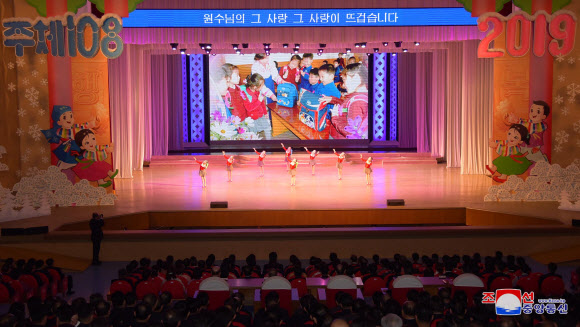북한 학생들의 설맞이 공연, ‘축복의 설눈아 내려라’
