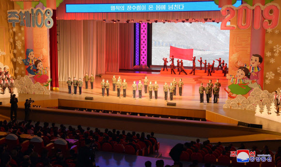 북한 학생들의 설맞이 공연, ‘축복의 설눈아 내려라’