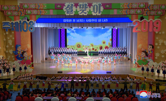 북한 학생들의 설맞이 공연, ‘축복의 설눈아 내려라’