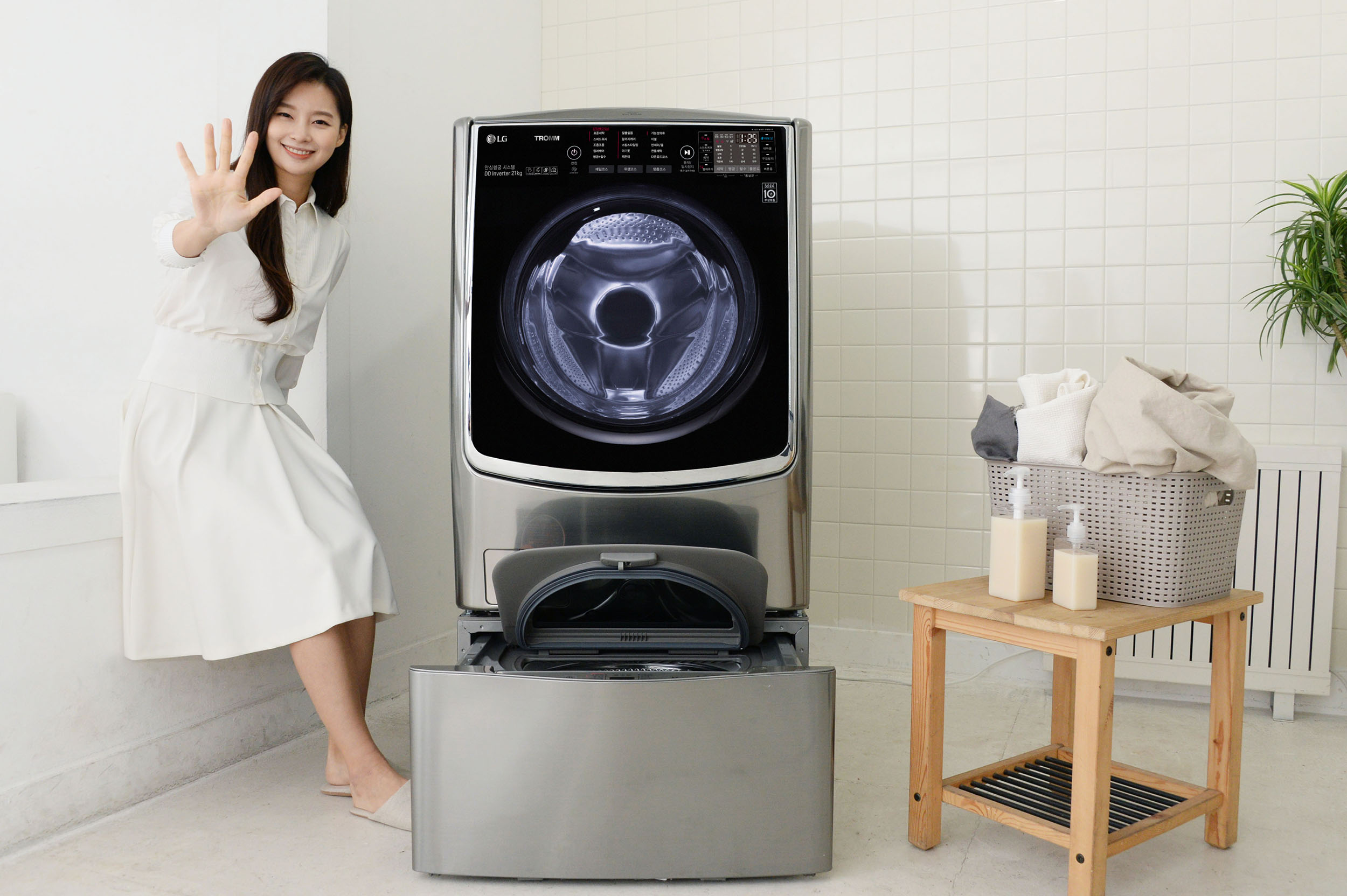 LG전자 모델이 1일 출시한 드럼세탁기 신제품 ‘트롬 플러스’ 하단에 4㎏ 용량 통돌이 세탁기 ‘트롬 미니워시’를 결합한 ‘트롬 트윈워시’를 소개하고 있다. LG전자 제공