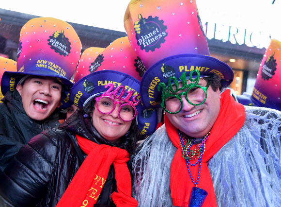 지난해 12월 31일(현지시간) 미국 뉴욕 맨해튼의 타임스스퀘어에서 열린 새해 맞이 행사가 사람들로 북적이고 있다. 로이터 연합뉴스