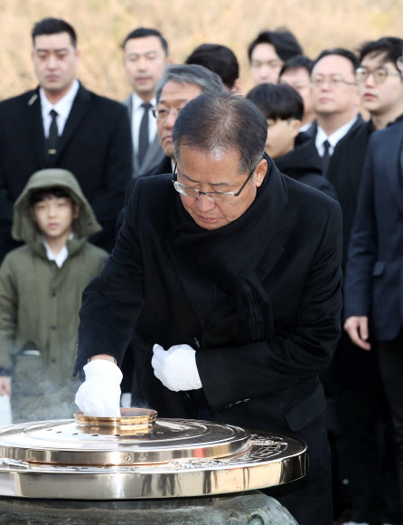 분향하는 홍준표 전 대표