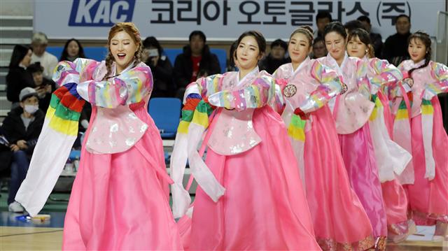 새해 맞아 한복 입은 KCC 치어리더
