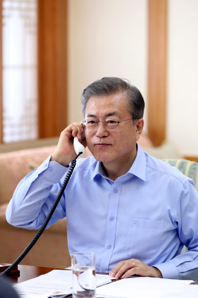 문 대통령, ‘국민과 전화통화’