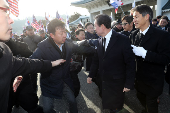 보수단체 항의받는 박원순 시장