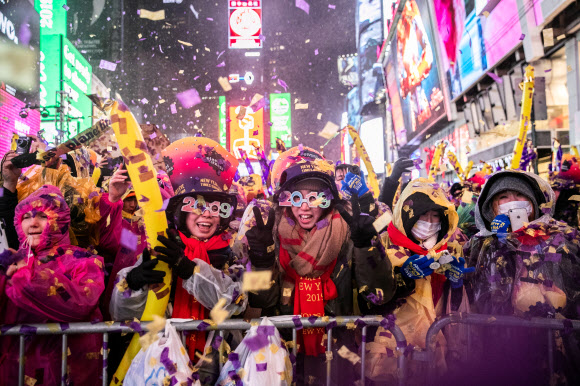 화려한 축제와 행사 속에서 지구촌이 들뜬 2019년을 맞았다. 새해 소망이 담긴 오색 색종이와 화려한 불꽃놀이 속에서 미국 뉴욕 맨해튼 타임스스퀘어에 구름처럼 모인 인파들이 즐거워하고 있다. 뉴욕 로이터 연합뉴스