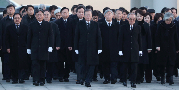 문재인 대통령이 2일 오전 서울 동작구 국립서울현충원을 찾아 현충탑으로 향하고 있다. 2019. 1. 2  도준석 기자 pado@seoul.co.kr