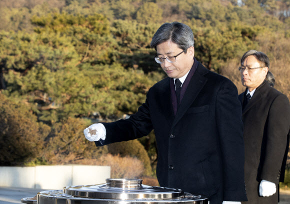 분향하는 김명수 대법원장