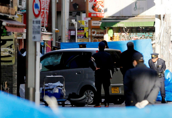 1일 밤 0시 10분쯤 도쿄 시부야구 다케시타 거리에서 차량으로 행인들을 들이받는 테러가 발생한 가운데, 경찰이 해당 차량을 수색하고 있다. 2019.1.2  로이터 연합뉴스