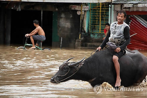 ‘오스만’ 영향으로 폭우 내린 필리핀 [EPA=연합뉴스 자료 사진]