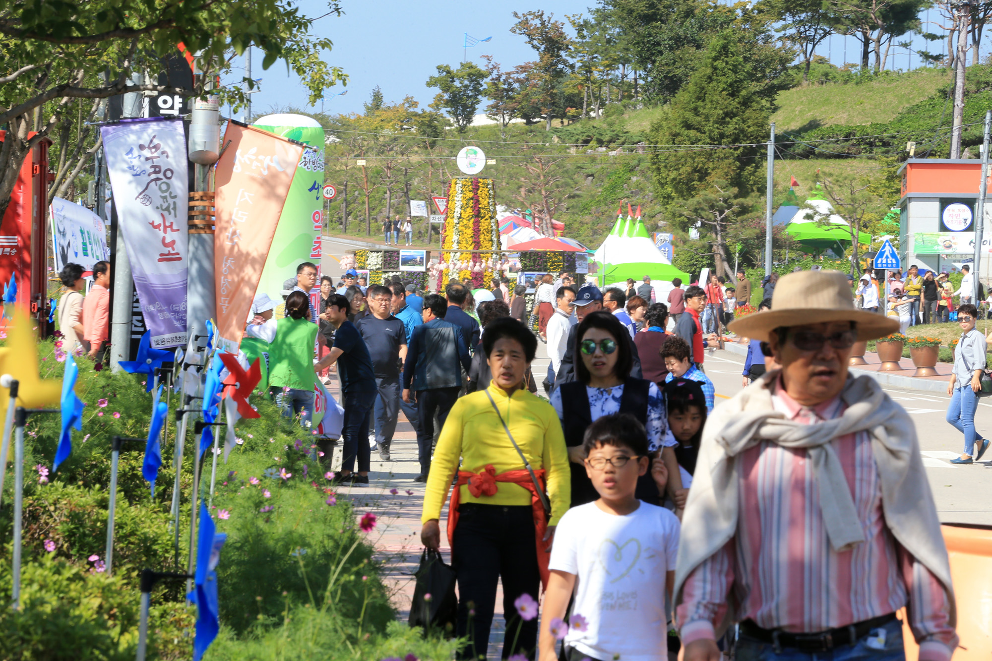 2018년 산청한방약초축제장을 방문해 축제를 관람하는 관광객들