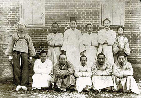 1899년 이승만(왼쪽)이 한성감옥에서 동료들과 찍은 사진. 그는 독립협회가 주최한 대중집회인 만민공동회에서 주도적 역할을 하다가 고종 폐위 음모에 가담했다는 혐의로 7년간 수감생활을 했다.  이승만기념사업회 제공