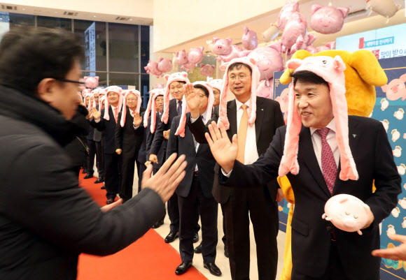 KEB하나은행 함영주(오른쪽) 은행장과 임원들이 2일 서울 중구 본점에서 새해 첫 출근하는 직원들과 하이파이브를 하며 인사를 나누고 있다.  연합뉴스