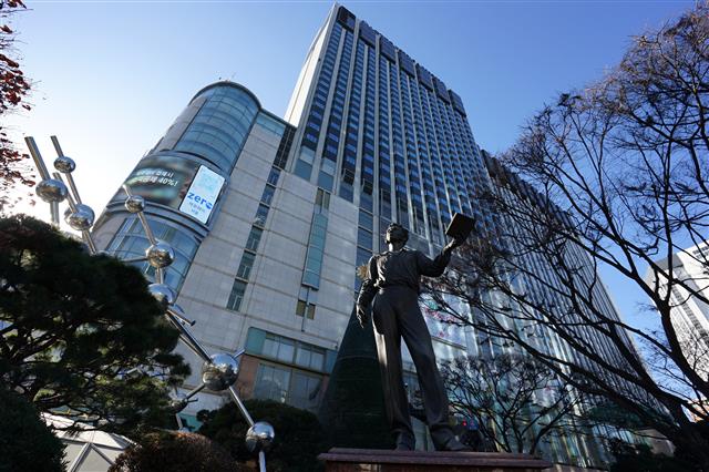 옛 반도호텔 자리에 롯데호텔과 러시아의 문호 푸시킨의 동상이 서 있다. 1936년에 8층으로 지어진 반도호텔은 당시 서울에서 가장 높은 건물이었다. 1964년에 공전의 흥행을 기록한 영화 ‘맨발의 청춘’에서 고위 외교관의 딸인 여자 주인공 요안나의 신분을 상징하는 공간이다.