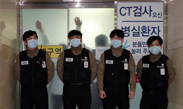 긴장감 흐르는 신재민 입원한 병원