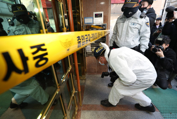 신 전 사무관 거주지 들어가는 경찰