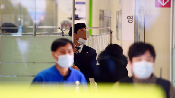 3일 유서를 남겨놓고 잠적한 신재민 전 기재부 사무관이 있는 것으로 알려진 서울의 한 병원 응급실에서 직원들이 가림막을 설치하고 있다. 2019. 1. 3. 정연호 기자 tpgod@seoul.co.kr