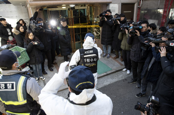 신 전 사무관 추정 거주지 들어서는 과학수사대원