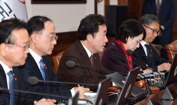 이낙연 국무총리가 24일 정부서울청사에서 열린 국무회의에서 모두발언을 하고 있다. 도준석 기자 pado@seoul.co.kr