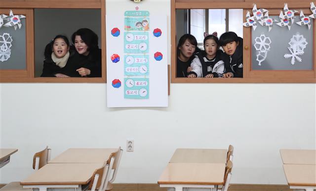 2019학년도 초등학교 신입생 예비소집일인 지난달 3일 한 초등학교에서 참석자들이 교실을 둘러보고 있다. 대전 뉴스1