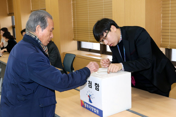 “전두환 재판 방청권 받으러 왔습니다”