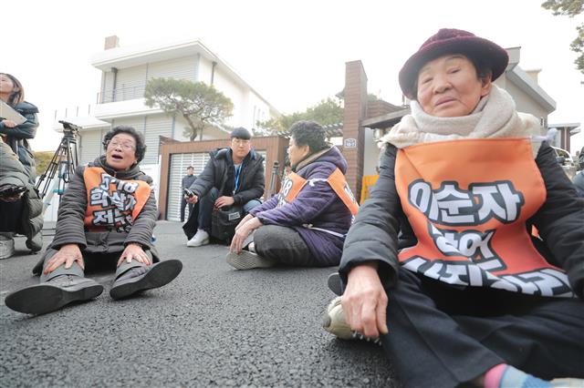 주저앉아 오열하는 오월을 사랑하는 모임 소속 회원들